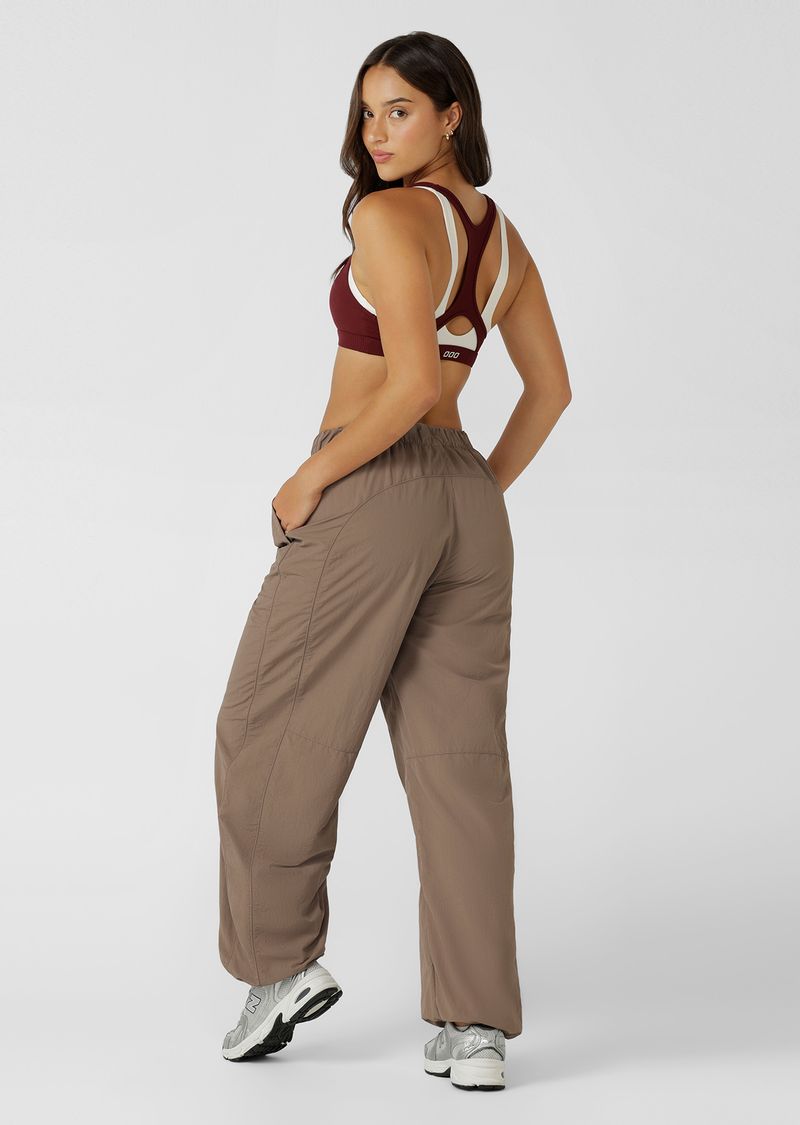 Elasticated Waistband with Secure Bungee Drawcord
Athletic Straight Leg Silhouette
Elevated Sporty Piping and Panel Linesto Flatter your Form
Hand Pockets to Stash Your Essentials
Iconic Logo