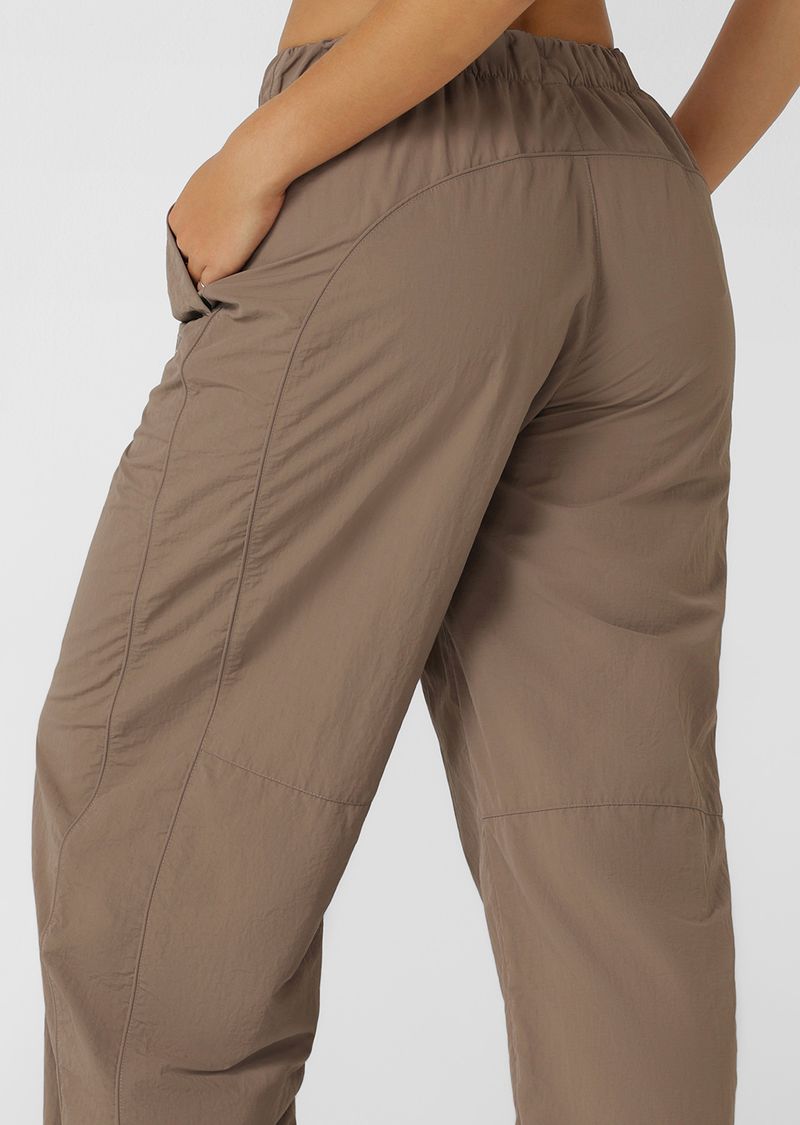Elasticated Waistband with Secure Bungee Drawcord
Athletic Straight Leg Silhouette
Elevated Sporty Piping and Panel Linesto Flatter your Form
Hand Pockets to Stash Your Essentials
Iconic Logo