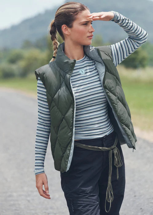 Stay warm in style with the Winter Warmth Reversible Puffer Vest. This warm winter staple features plant-based Sorona® filling (which is warmer than standard polyester fill) and can be worn 2 ways- with and without quilting. With zip side pockets for your essentials and hidden toggles to cinch your hem and trap in the warmth, this is the perfect zip-and-go addition to your active and leisure outfits!