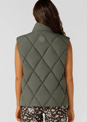 Stay warm in style with the Winter Warmth Reversible Puffer Vest. This warm winter staple features plant-based Sorona® filling (which is warmer than standard polyester fill) and can be worn 2 ways- with and without quilting. With zip side pockets for your essentials and hidden toggles to cinch your hem and trap in the warmth, this is the perfect zip-and-go addition to your active and leisure outfits!