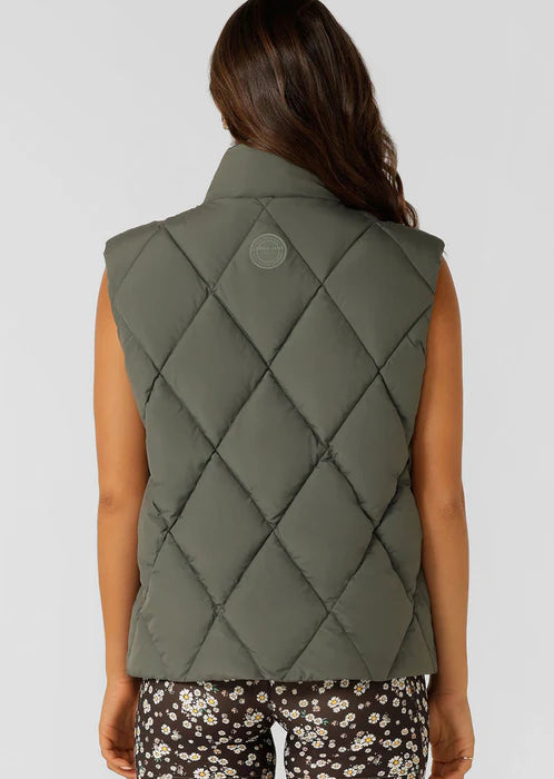 Stay warm in style with the Winter Warmth Reversible Puffer Vest. This warm winter staple features plant-based Sorona® filling (which is warmer than standard polyester fill) and can be worn 2 ways- with and without quilting. With zip side pockets for your essentials and hidden toggles to cinch your hem and trap in the warmth, this is the perfect zip-and-go addition to your active and leisure outfits!