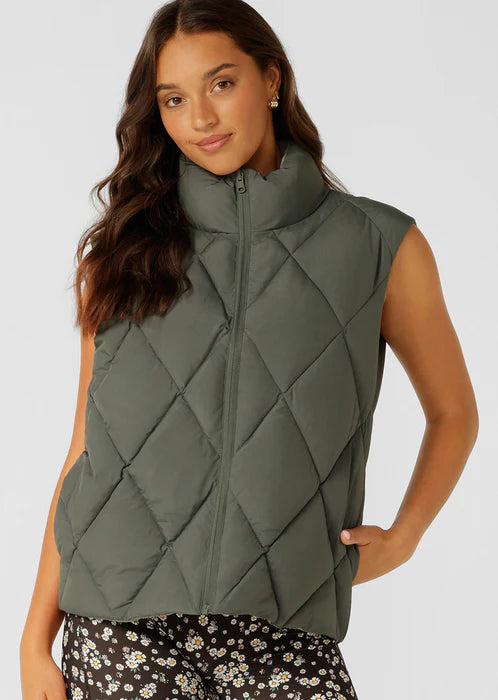 Stay warm in style with the Winter Warmth Reversible Puffer Vest. This warm winter staple features plant-based Sorona® filling (which is warmer than standard polyester fill) and can be worn 2 ways- with and without quilting. With zip side pockets for your essentials and hidden toggles to cinch your hem and trap in the warmth, this is the perfect zip-and-go addition to your active and leisure outfits!