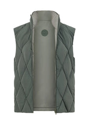 Stay warm in style with the Winter Warmth Reversible Puffer Vest. This warm winter staple features plant-based Sorona® filling (which is warmer than standard polyester fill) and can be worn 2 ways- with and without quilting. With zip side pockets for your essentials and hidden toggles to cinch your hem and trap in the warmth, this is the perfect zip-and-go addition to your active and leisure outfits!