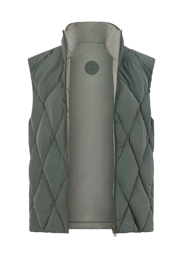 Stay warm in style with the Winter Warmth Reversible Puffer Vest. This warm winter staple features plant-based Sorona® filling (which is warmer than standard polyester fill) and can be worn 2 ways- with and without quilting. With zip side pockets for your essentials and hidden toggles to cinch your hem and trap in the warmth, this is the perfect zip-and-go addition to your active and leisure outfits!