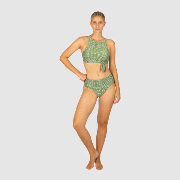 ntroducing the Marilyn High Neck Bra, crafted for versatility and style. With removable soft cups, a chic sash tie front detail, and added boning for support, it offers a comfortable and flattering fit for multiple sizes (A-DD). The adjustable hook back ensures a customizable and secure closure, perfect for your beachside adventures.