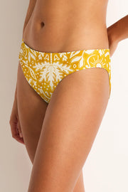 The Huahine Reversible Newport Bikini Pant does double duty, with two print options to coordinate with the Huahine tropical palm print or reverse for the tonal Desert Gold print. It has a regular leg line, 3.5cm side width and regular bottom coverage and is fully reversible in M&L GRS Certified Recycled Fabric.