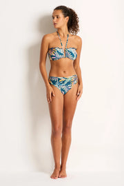 he Huahine Up to a DD/E Coral Edge Bandeau Bikini Top is Monte & Lou's latest offering for a full bust with feminine lettuce edge frill along upper bust. Hidden underwire support and a U wire that sits firmly at the centre bust with fixed rouleau straps that halter for extra support and colour-matched matte cord ends. Achieve the perfect fit with an adjustable 3cm E hook back closure.