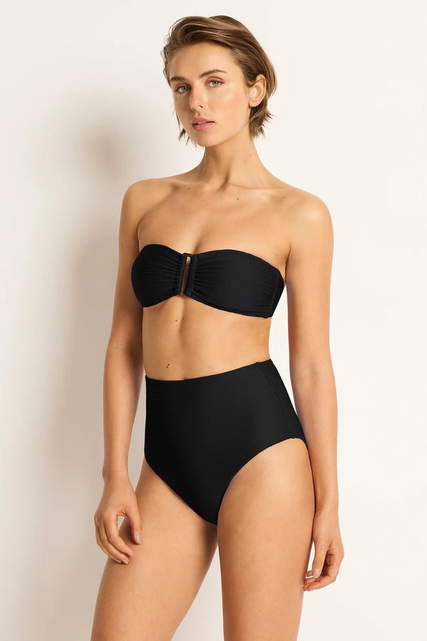 The NEW M&L Rib Avalon Bandeau Bikini Top adds a chic tortoiseshell trim detail to the centre front of the best-selling bandeau bra. Achieve the perfect fit with an E hook back closure. 