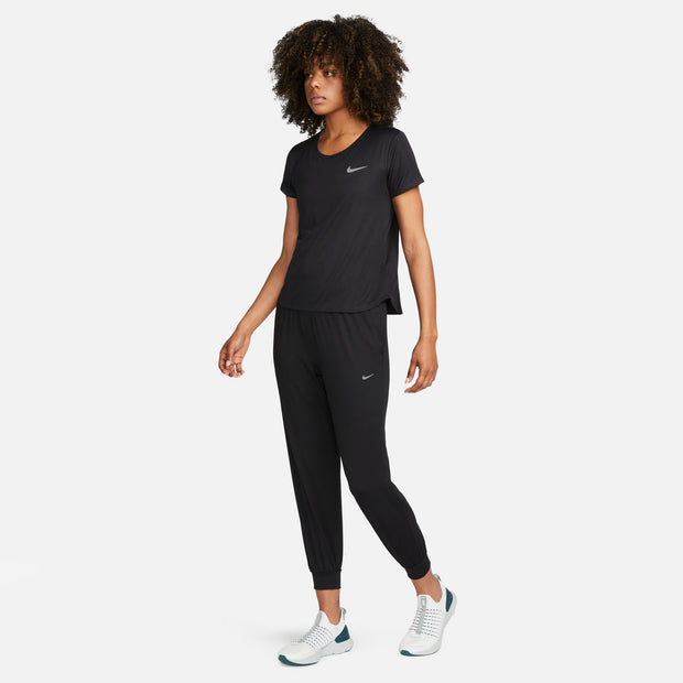 Power through your stride in comfort in these soft knit joggers. A loose fit and plenty of stretch combines with a tapered leg so that you can move with ease. Plus, side pockets let you keep your essentials close—wherever your path takes you.  Nike Dri-FIT technology moves sweat away from your skin for quicker evaporation, helping you stay dry and comfortable. Pockets provide quick storage for keys, phone and cold hands. Elastic waistband with drawcord lets you find your perfect fit.