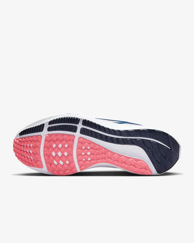 A springy ride for any run, the Peg’s familiar, just-for-you feel returns to help you accomplish your goals. This version has the same responsiveness and neutral support you love, but with improved comfort in those sensitive areas of your foot, like the arch and toes. 