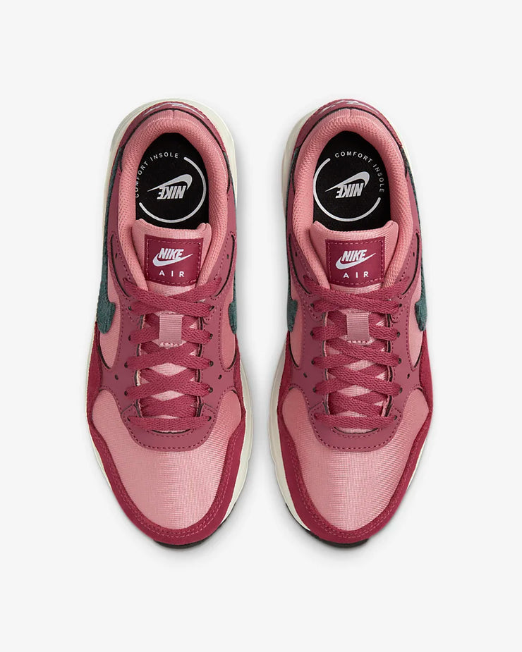 Sporting a heritage track look, the Air Max SC is the perfect finish to any outfit. The rich mixture of materials adds depth and durability, while the visible Nike Air cushioning makes it comfortable enough to wear all day. A corduroy Swoosh puts the cherry on top.
