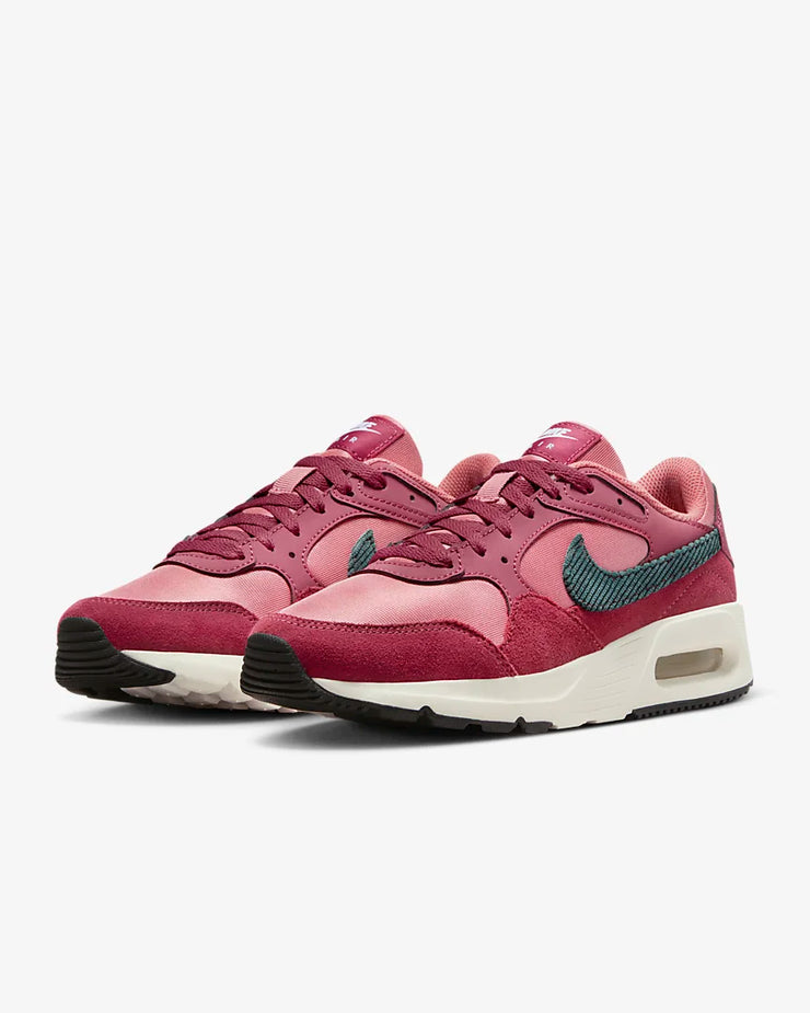 Sporting a heritage track look, the Air Max SC is the perfect finish to any outfit. The rich mixture of materials adds depth and durability, while the visible Nike Air cushioning makes it comfortable enough to wear all day. A corduroy Swoosh puts the cherry on top.