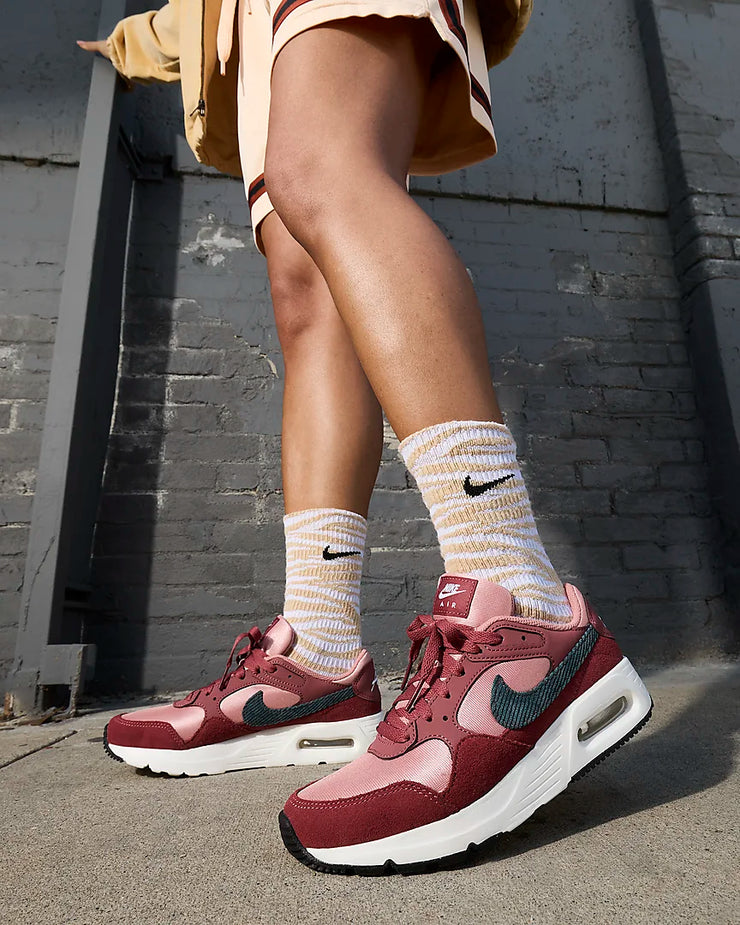 Sporting a heritage track look, the Air Max SC is the perfect finish to any outfit. The rich mixture of materials adds depth and durability, while the visible Nike Air cushioning makes it comfortable enough to wear all day. A corduroy Swoosh puts the cherry on top.