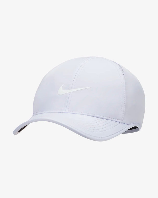 The black underbill on the Nike Sportswear Aerobill Featherlight Cap helps reduce glare so you can see more and squint less. Sweat-wicking fabric and mesh inserts help keep you feeling cool and comfortable throughout the day.