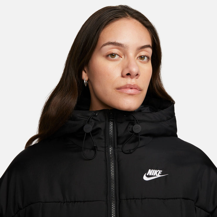 Warm enough to keep you cozy but light enough to keep you on the go, this puffer is perfect for cold, busy days. Nike Therma-FIT technology helps manage your body’s natural heat to help keep you warm in cold-weather conditions. A water-repellent finish helps keep you dry in drizzly weather, while a loose fit allows you to bundle up in extra layers without feeling restricted. Finish it off with pockets and an adjustable hood and you're good to go!