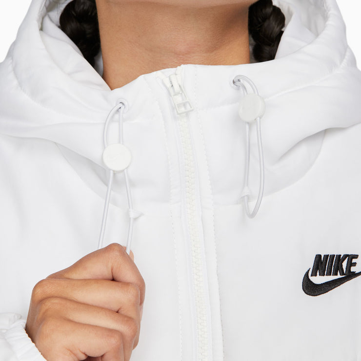 Women's Therma-FIT Loose Hooded Jacket Warm enough to keep you cozy but light enough to keep you on the go, this puffer is perfect for cold, busy days. Nike Therma-FIT technology helps manage your body’s natural heat to help keep you warm in cold-weather conditions. A water-repellent finish helps keep you dry in drizzly weather, while a loose fit allows you to bundle up in extra layers without feeling restricted. Finish it off with pockets and an adjustable hood and you're good to go!