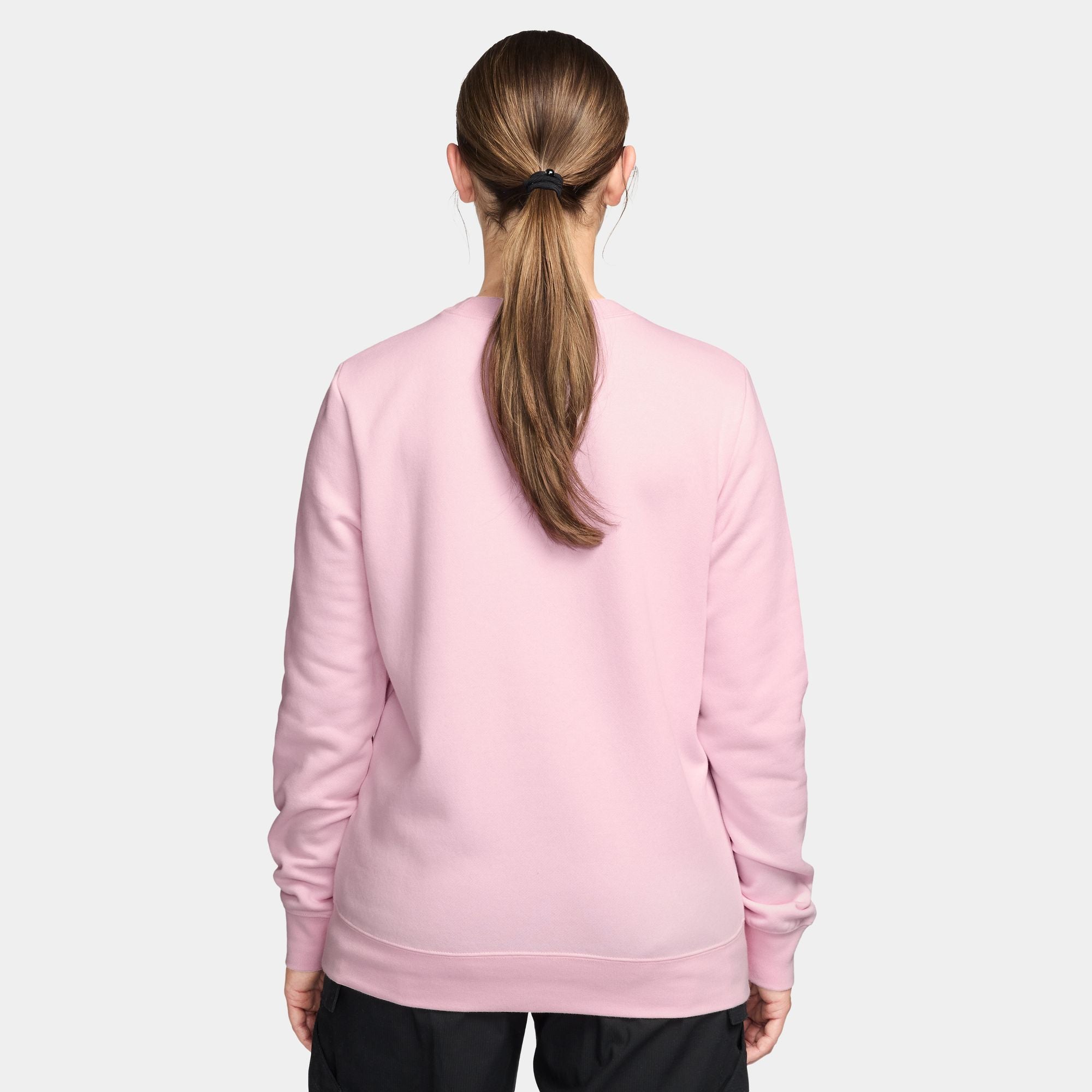 Nike Sportswear Club Fleece
Women's Crew-Neck Sweatshirt
Club Fleece sweatshirts, universally loved for their coziness and consistency, are for everyone. Always soft and made with a relaxed fit, they’re basics that help you do more. An essential for cold-weather layering