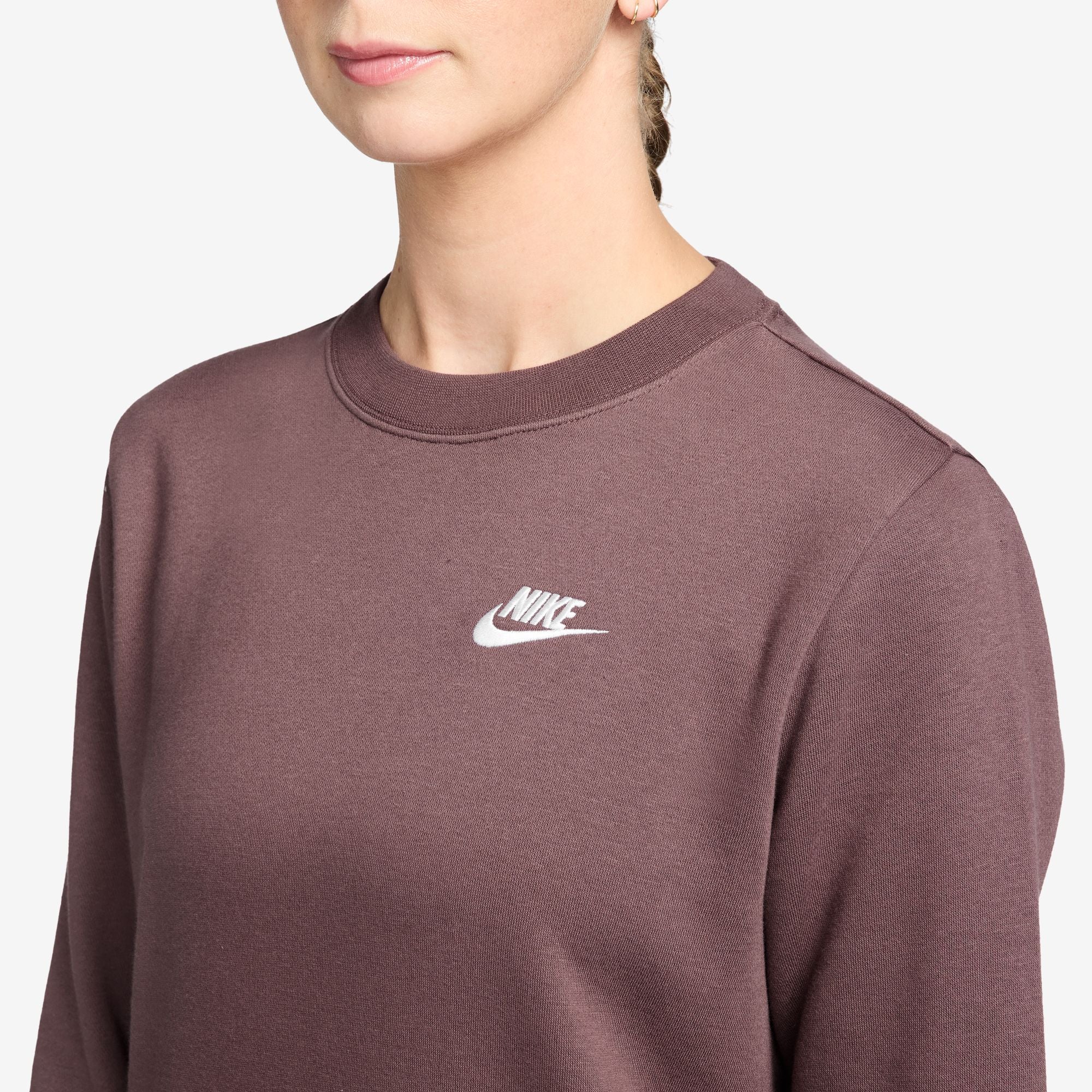 Nike Sportswear Club Fleece
Women's Crew-Neck Sweatshirt
Club Fleece sweatshirts, universally loved for their coziness and consistency, are for everyone. Always soft and made with a relaxed fit, they’re basics that help you do more.