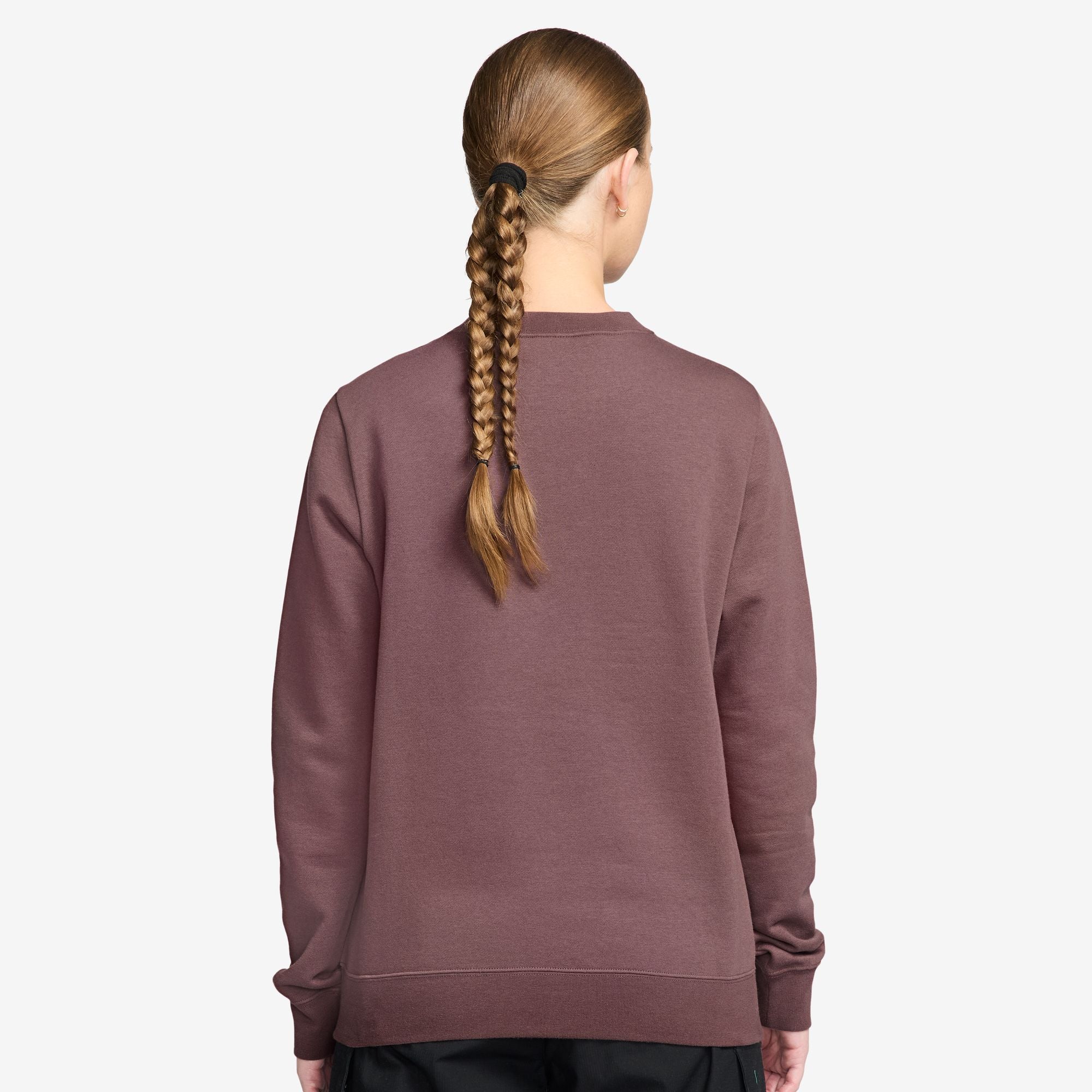 Nike Sportswear Club Fleece
Women's Crew-Neck Sweatshirt
Club Fleece sweatshirts, universally loved for their coziness and consistency, are for everyone. Always soft and made with a relaxed fit, they’re basics that help you do more.