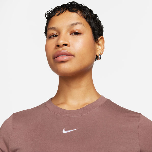 Nike Sportswear Essential Women's Slim Cropped T-Shirt Made with our soft jersey fabric, this everyday tee gives you a premium look and feel. Its slim fit and cropped length make it comfortable enough to wear around the house yet elevated enough to wear out in the city.