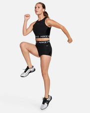 Add a bit of sparkle to your workout in this snug cropped tank. Stretchy, sweat-wicking fabric works with you through every move, while the classic Nike Pro chest band helps keep you feeling bold and secure—so you can shine the whole way through.