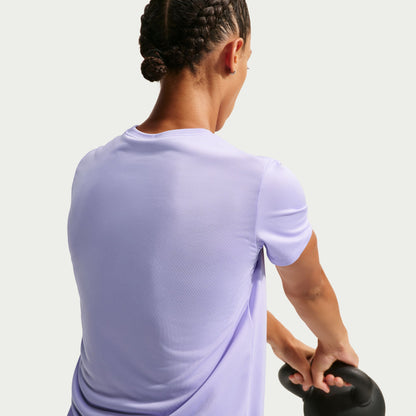 Nike Dri-FIT technology moves sweat away from your skin for quicker evaporation, helping you stay dry and comfortable.
The classic fit tee silhouette is relaxed through the body and hips.