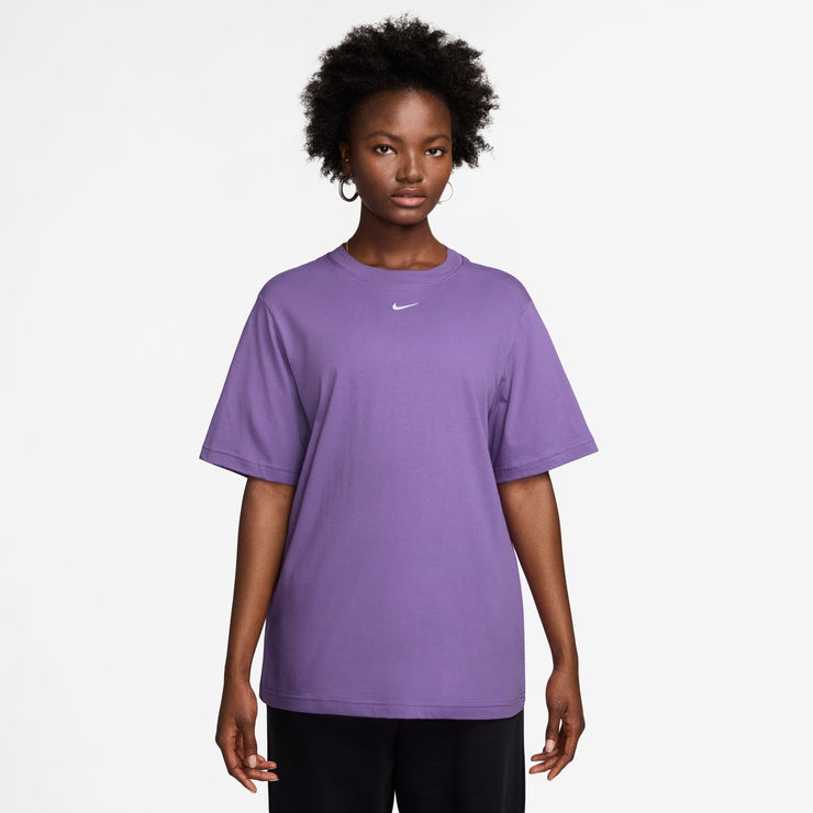 Say hello to your go-to cotton tee. Slightly dropped shoulder seams and a loose fit make it comfortable enough to wear around the house yet elevated enough to wear out in the city.
