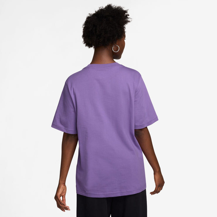 Say hello to your go-to cotton tee. Slightly dropped shoulder seams and a loose fit make it comfortable enough to wear around the house yet elevated enough to wear out in the city.
