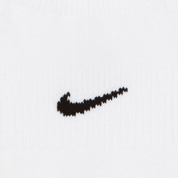 The Nike Everyday Plus Cushioned Socks bring comfort to your workout with extra cushioning under the heel and forefoot and a snug, supportive arch band. Sweat-wicking power and breathability up top help keep your feet dry and cool to help push you through that extra set.