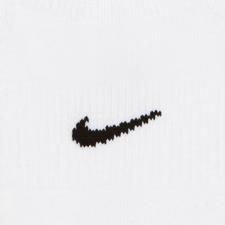 The Nike Everyday Plus Cushioned Socks bring comfort to your workout with extra cushioning under the heel and forefoot and a snug, supportive arch band. Sweat-wicking power and breathability up top help keep your feet dry and cool to help push you through that extra set.