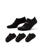 The Nike Everyday Plus Cushioned Socks bring comfort to your workout with extra cushioning under the heel and forefoot and a snug, supportive arch band. Sweat-wicking power and breathability up top help keep your feet dry and cool to help push you through that extra set.