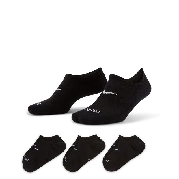 The Nike Everyday Plus Cushioned Socks bring comfort to your workout with extra cushioning under the heel and forefoot and a snug, supportive arch band. Sweat-wicking power and breathability up top help keep your feet dry and cool to help push you through that extra set.