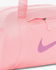 Whatever your fitness goal is, let this duffel bag be your companion. Simple and sleek, the Nike Gym Club Duffel has the space to hold all the essentials without the bulkiness of a regular duffel. The double zip main compartment has the space for shoes, clothes or other necessities, while the zippered front pocket keeps your small stuff organized.