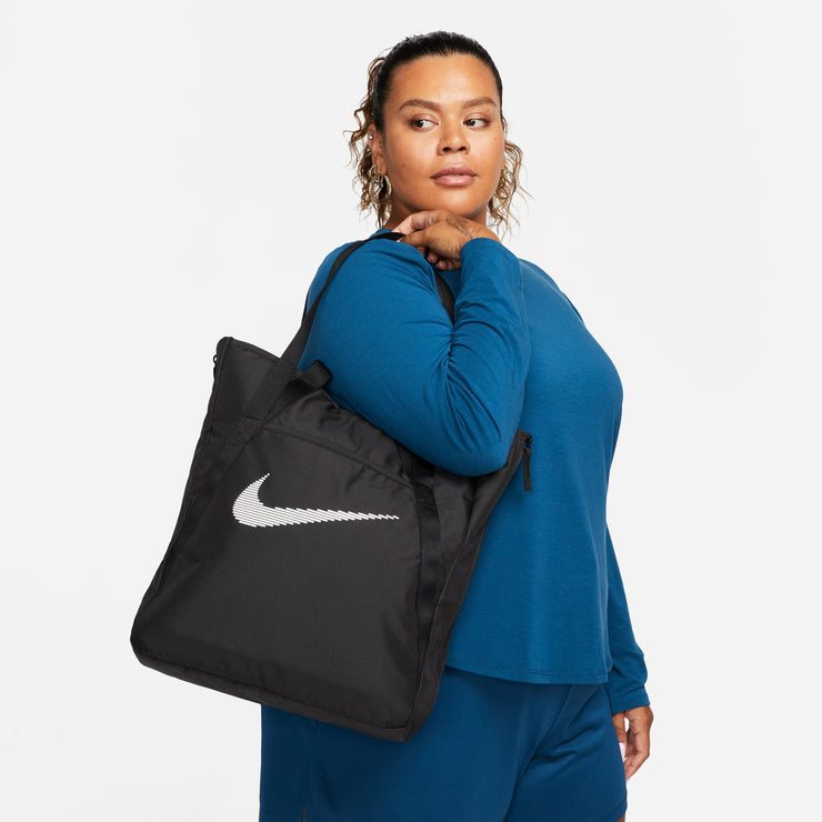 This tote bag is as multidimensional as you are. No matter what your fitness journey is, the Nike Gym Tote is made to handle it. Multiple deep pockets line the inside of this bag, both open and zippered for extra security. The front and back features pockets for the small things you want easy access to. And, the size of this tote is deceptive—the sides feature expanding fabric panels for extra space whenever you need it.