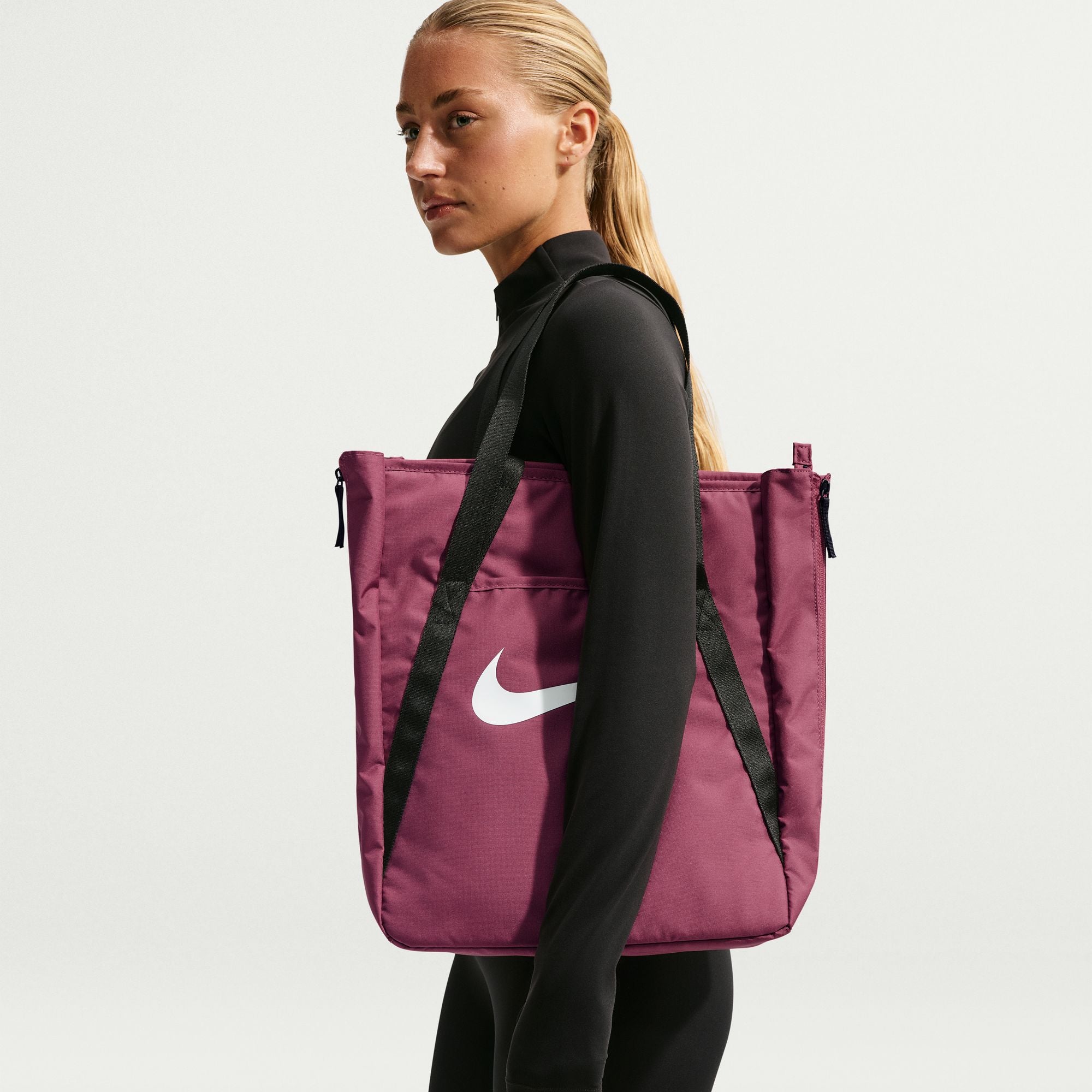 Pockets on the outside have snap on 1 side and hook-and-loop closure on the other.
Provides 2 handle options—long shoulder tote and short grab-and-go.