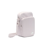 An alternative to the classic hip pack style, the Nike Heritage Crossbody bag offers hands-free storage in a design you wear across the chest. A Futura logo print and easy-to-adjust strap make it a smart pick for everyday use. The main storage pocket and accessories pocket help keep your gear organized. This product is made with at least 65% recycled polyester.