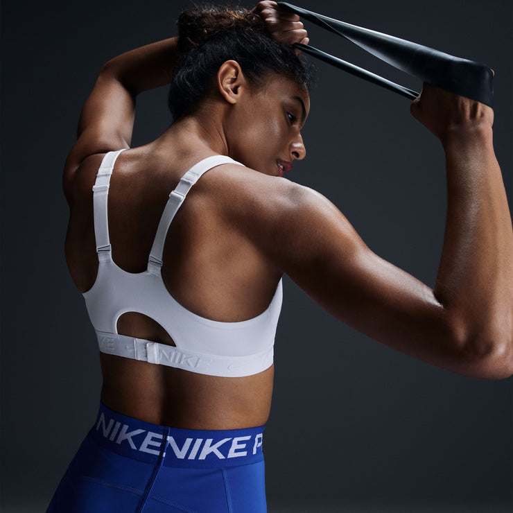 In this sleek, stay-put sports bra, you're in control of your workout and your day. High support gives you a locked-in feeling and helps keep motion to a minimum, making it ideal for runs and high-impact sports. Smooth, quick-drying fabric gives the bra a clean finish so you can wear it your way.