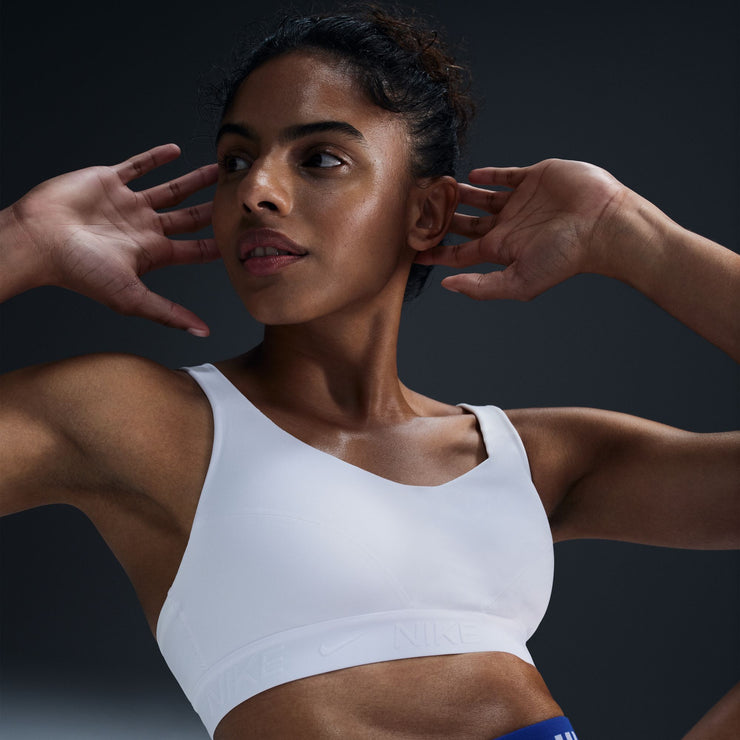 In this sleek, stay-put sports bra, you're in control of your workout and your day. High support gives you a locked-in feeling and helps keep motion to a minimum, making it ideal for runs and high-impact sports. Smooth, quick-drying fabric gives the bra a clean finish so you can wear it your way.