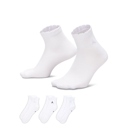 Complement your fit with these ankle socks, made of a core poly blend with lettuce trimmed cuffs. A ribbed arch support band gives you that extra-supportive feel.