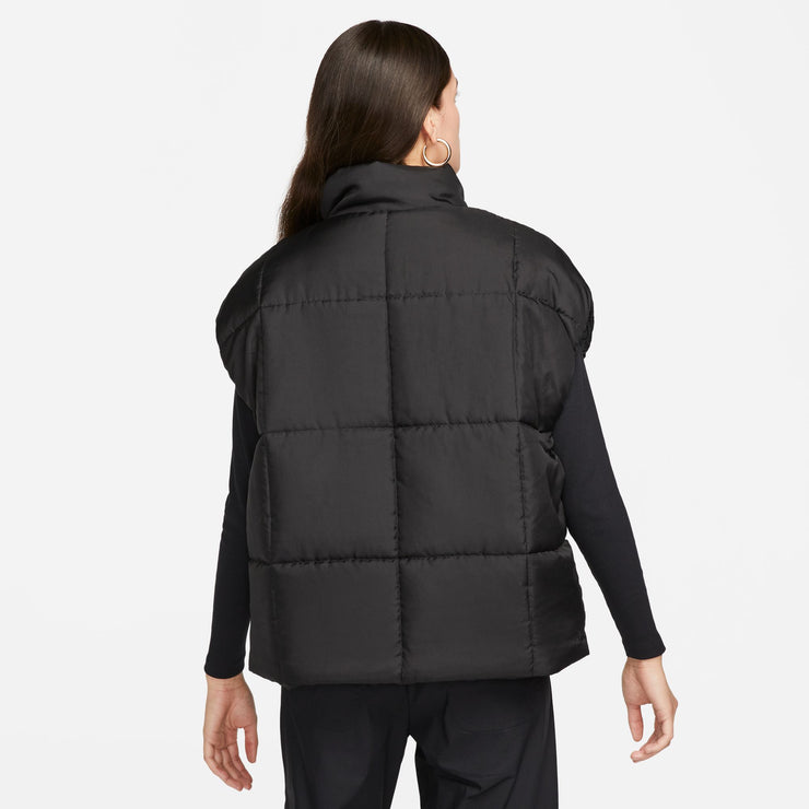 Warm enough to keep you comfortable but light enough to keep you on the go, this loose puffer vest is the perfect layering piece. Lightweight insulation paired with Nike Therma-FIT technology manages your body's natural heat to help keep you warm on chilly days. Zip it all the way up for extra coverage and slip your hands in the pockets when they need a break from the cold.