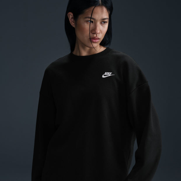 Made with semi-brushed fleece and a loose fit, this crew-neck sweatshirt provides a breathable, cozy layer.
