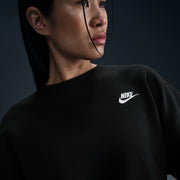 Made with semi-brushed fleece and a loose fit, this crew-neck sweatshirt provides a breathable, cozy layer.

