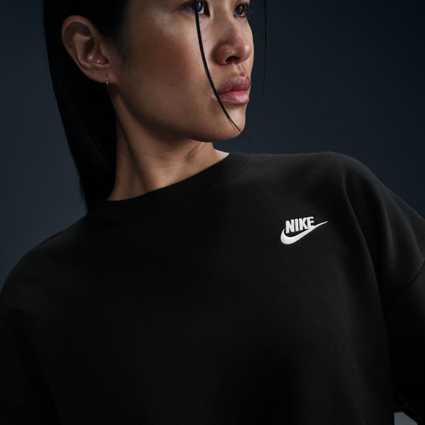 Made with semi-brushed fleece and a loose fit, this crew-neck sweatshirt provides a breathable, cozy layer.
