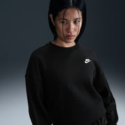 Made with semi-brushed fleece and a loose fit, this crew-neck sweatshirt provides a breathable, cozy layer.
