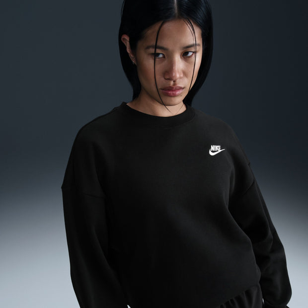 Made with semi-brushed fleece and a loose fit, this crew-neck sweatshirt provides a breathable, cozy layer.

