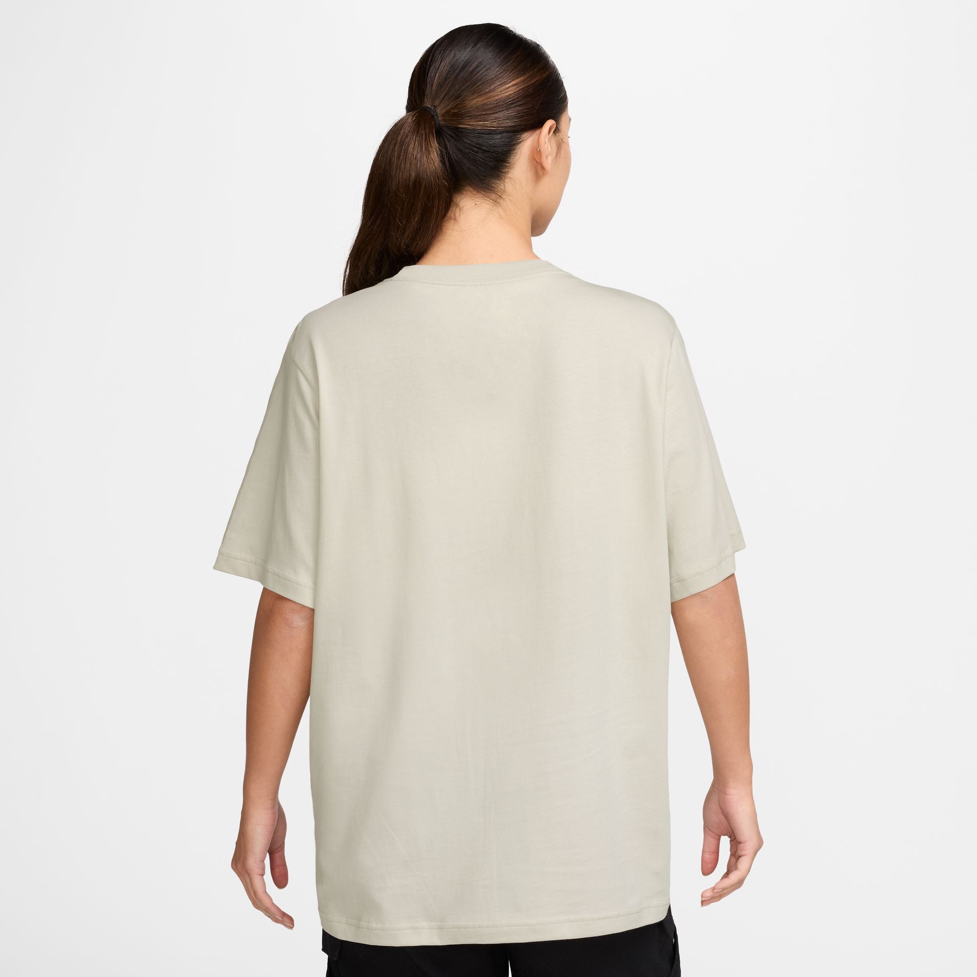 Say hello to your go-to cotton tee. Slightly dropped shoulder seams and a loose fit make it comfortable enough to wear around the house yet elevated enough to wear out in the city.