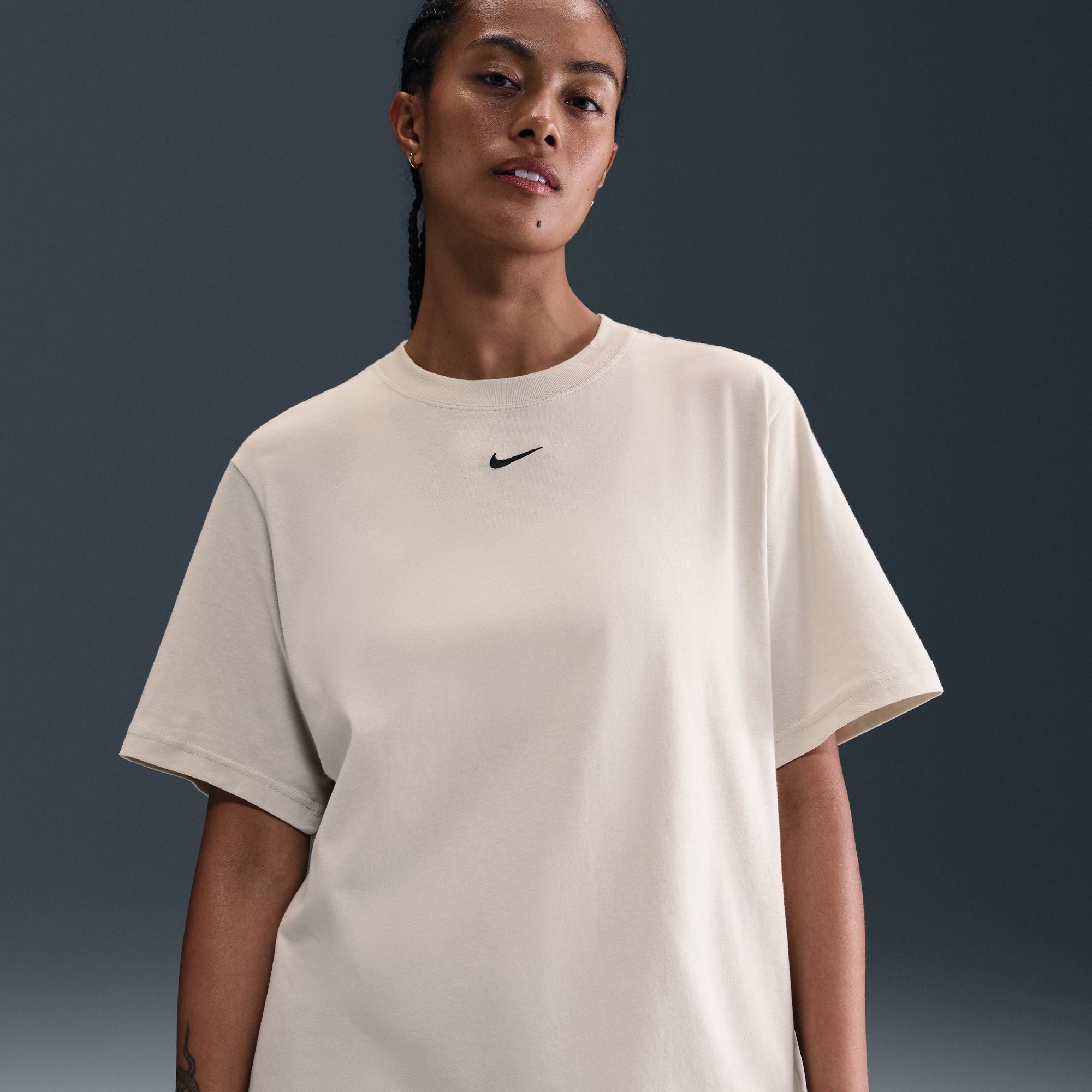 Say hello to your go-to cotton tee. Slightly dropped shoulder seams and a loose fit make it comfortable enough to wear around the house yet elevated enough to wear out in the city.