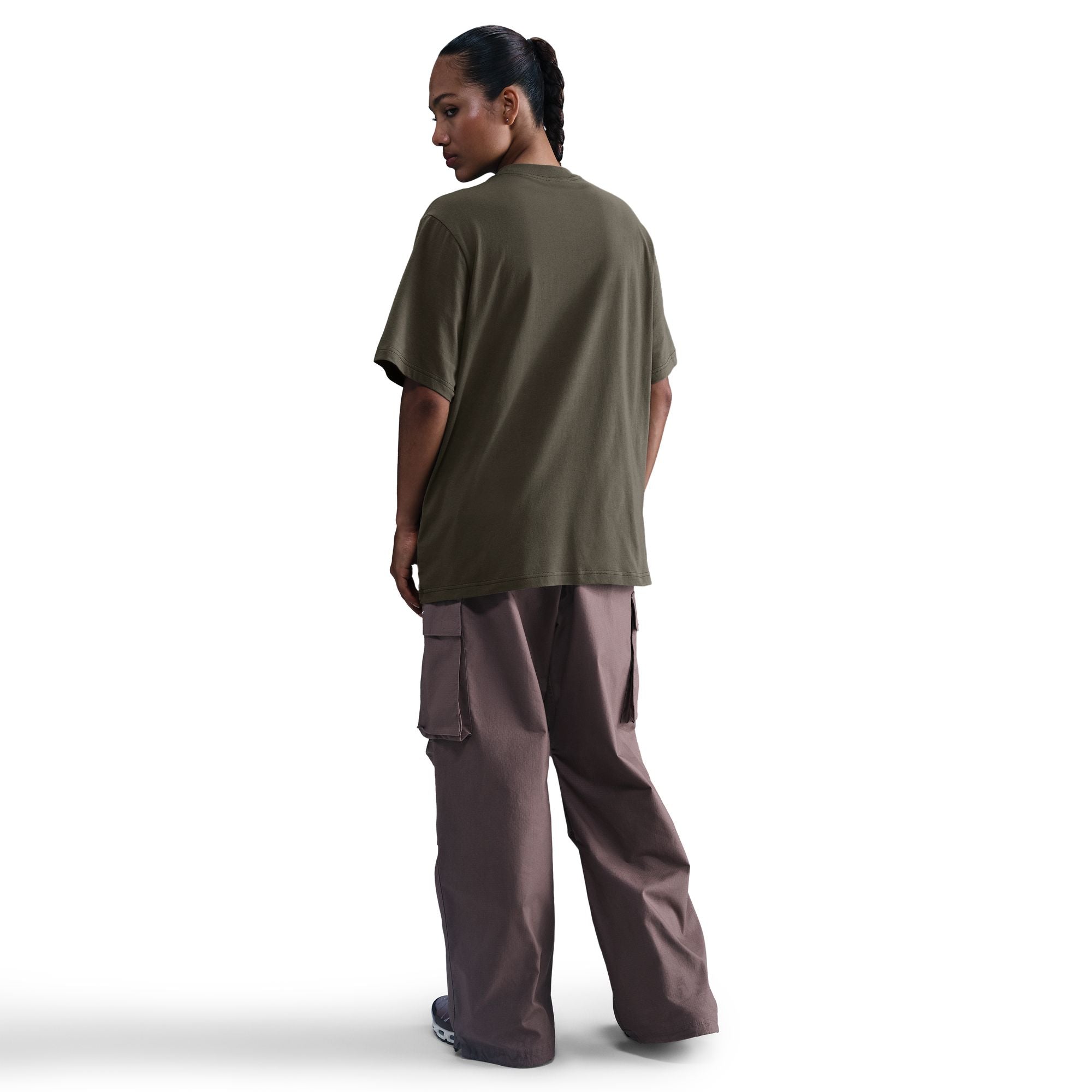 Say hello to your go-to cotton tee. Slightly dropped shoulder seams and a loose fit make it comfortable enough to wear around the house yet elevated enough to wear out in the city.