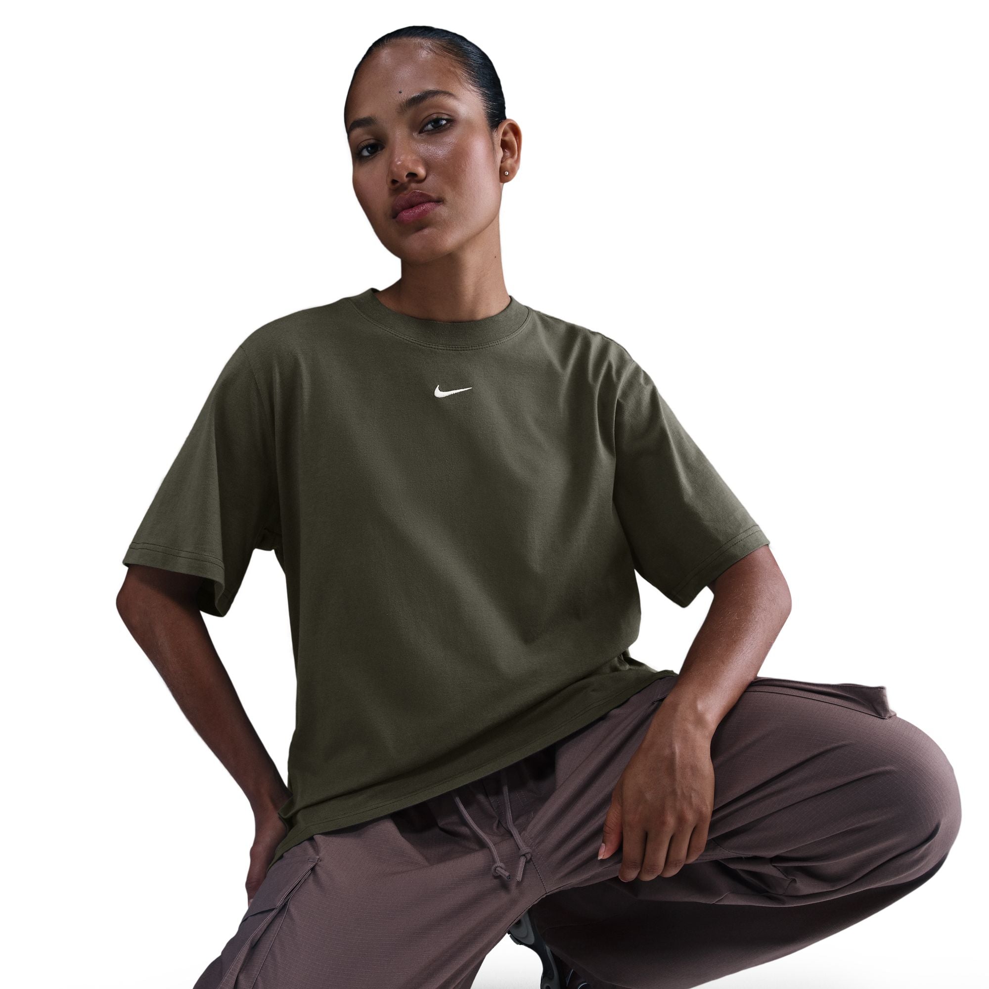 Say hello to your go-to cotton tee. Slightly dropped shoulder seams and a loose fit make it comfortable enough to wear around the house yet elevated enough to wear out in the city.