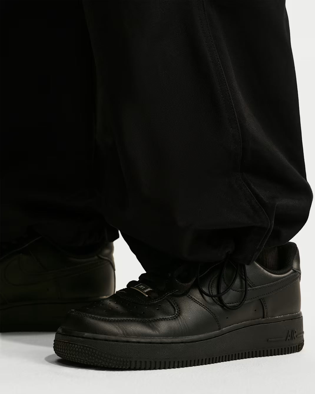 Women's Mid-Rise Oversized Woven Cargo Trousers - Black